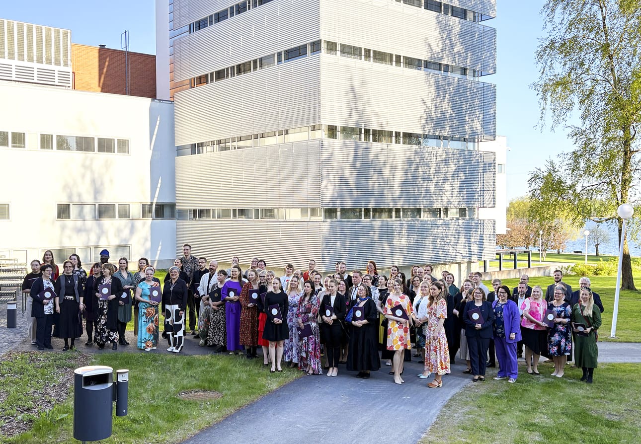 Kaikki uudet apurahan saajat yhteiskuvassa Vaasan yliopiston rannassa.