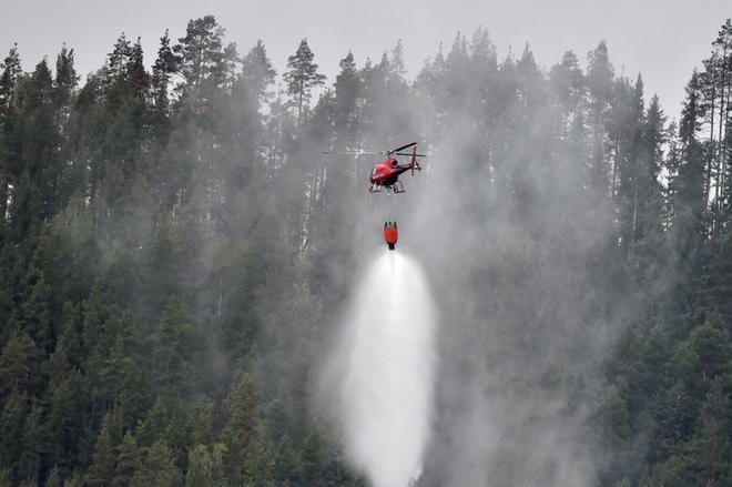 Palopesäkkeitä kitkettiin Bräcken kunnassa Keski-Ruotsissa myös helikoptereista pudotetulla vedellä. KUVA: ROBERT HENRIKSSON