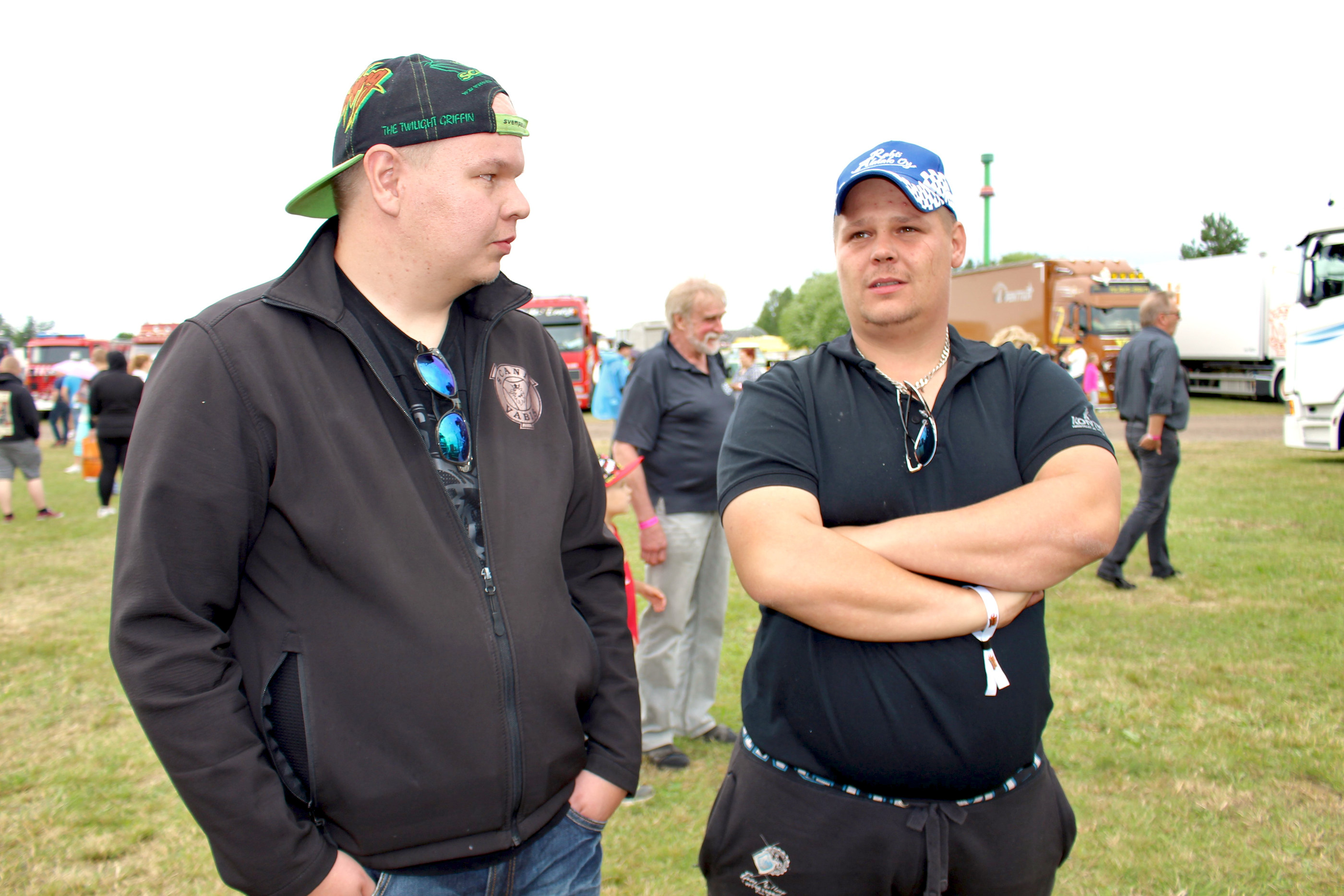 Topi Niinimaan juttusilla piipahti Revonlahdella varttunut Tommi Peltoniemi. Peltoniemi oli tuonut messuille näytille uuden autonsa, jonka kyydillä Pudasjärveltä maailmalle lähtee Kontiotuotteen mökkejä. Kontiotuote on osa pyhäntäläistä PRT konsernia.