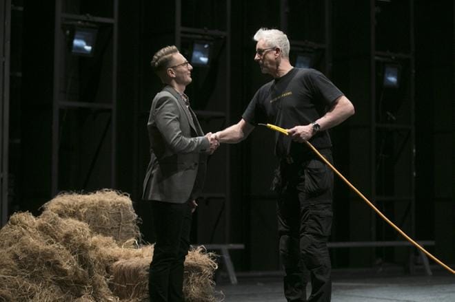 Uusi teatterinjohtaja Seppo Välinen on saanut tänään vastaanottaa onnitteluita valintansa vuoksi. Vuorossa näyttämömestari Sami Wikman. KUVA: MINNA ANTILA