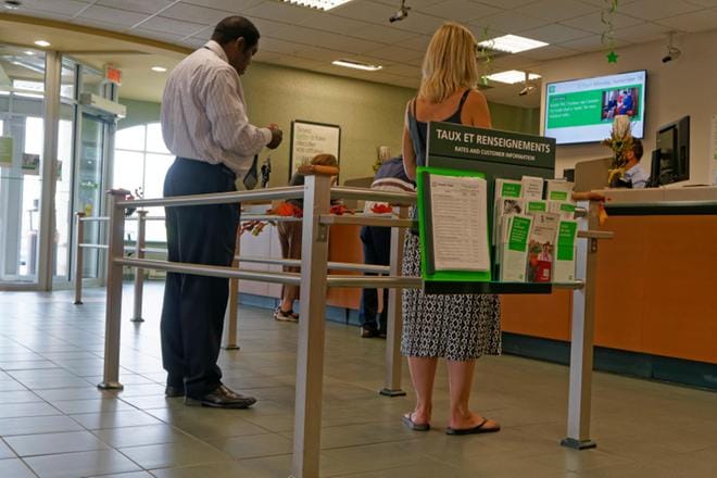 Ihmiset jonottavat pankkitiskille Torontossa Kanadassa. Lähes kolmannes kanadalaisista aikoo vähentää käyntejään pankkien toimipisteissä. KUVA: John Mitchell / Alamy Stock Photo
