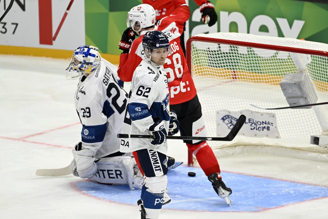 Leijonien maalivahti Harri Säteri ja puolustaja Jesper Mattila seurasivat, kun Sveitsin Fabrice Herzog juhli ottelun avausmaalia.