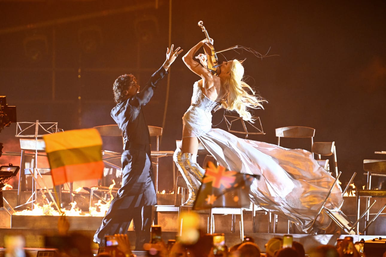 Suomen euroviisuedustajat Pete Parkkonen ja Linda Lampenius vetivät oman osuutensa finaalissa vakuuttavasti.