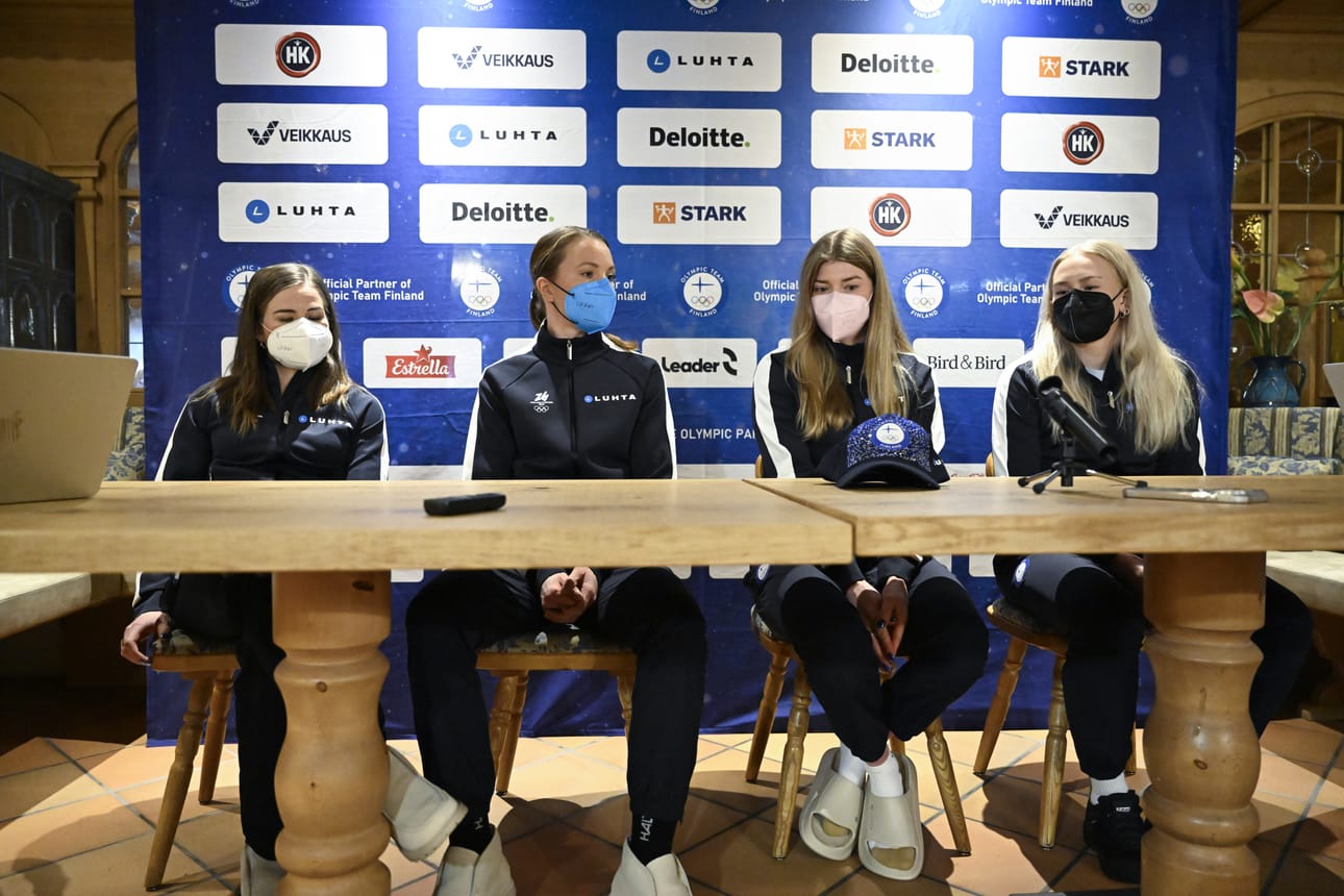 Krista Pärmäkoski, Kerttu Niskanen, Vilma Nissinen ja Vilma Ryytty torstaina haastattelussa Val di Fiemmessä. Nelikko asettuu suomalaishiihtäjistä lähtöviivalle lauantaina, kun Milano-Cortinan olympialaisten maastohiihto alkaa naisten 20 kilometrin yhdistelmäkilpailulla.