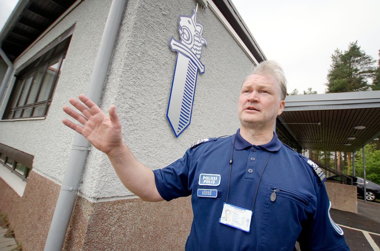 Ylikomisario Urpo Kössö kertoi Oulun poliisilaitoksen tilaratkaisuista Hiukkavaarassa.
