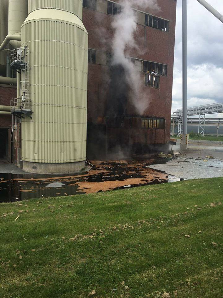 Räjähdys tapahtui sellutehtaan kuitulinjan putkistossa. Massiivinen räjähdys rikkoi tehdasrakennuksen ikkunoita ja rakenteita.