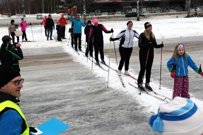 Huumori kukki City-hiihdon lähtöpaikalla. Teuvalla vanhassa pankkitalossa on myös nimetty City-käytävä, mutta sieltä ei sentään lähdetty ladulle. KUVAT: JORMA HAVULA