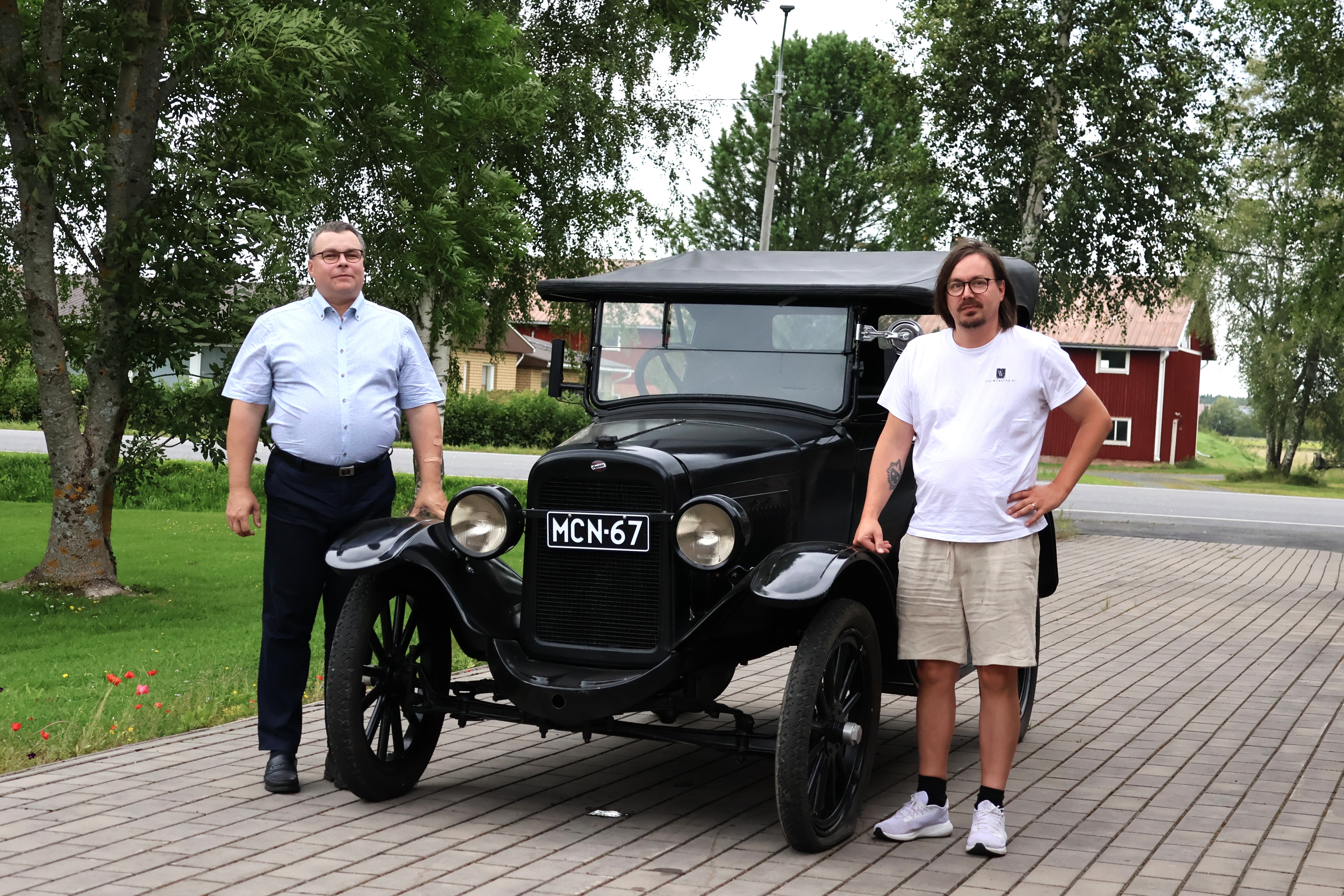 Overland-museoautot kulkevat puisilla vanteillaan Suupohjassa – Osiin purkaminen säästi yhden sodalta