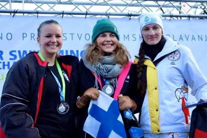 Maailmanmestari Moona Myllyahon on helppo hymyillä Suomen lippu kädessään. Kuvassa superfinaalin kolme parasta naista. KUVA: ELINA MÄKINEN