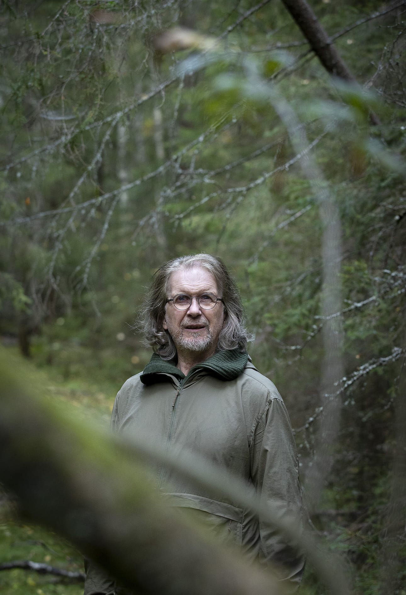 Valokuvaaja Jorma Luhta kuvattuna Halosenniemen metsissä. Luhdan, Markus Varesvuon ja Pertti Koskimiehen Tunturipöllö on yksi viidestä Vuoden luontokirja -kilpailun finalistista.,