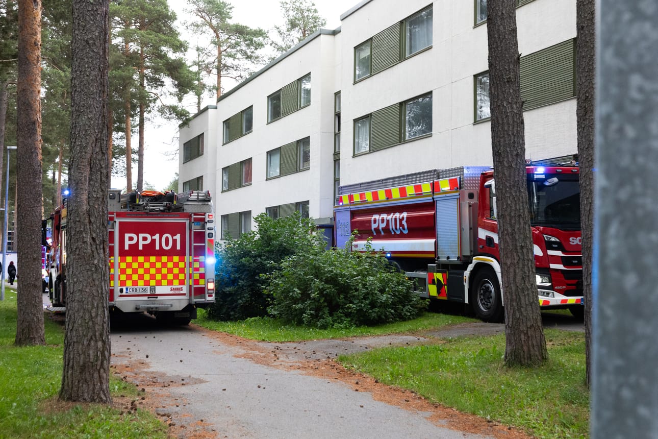 Kerrostaloasunto tuhoutui tulipalossa Oulun Kaukovainiolla maanantai-iltana.