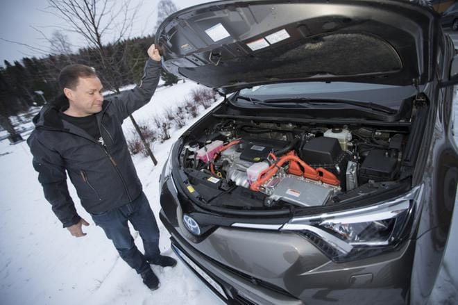 Kajaanilainen perheenisä Sami Halonen hankki neljä kuukautta sitten elämänsä ensimmäisen hybridiauton. Hän halusi ehdottomasti ympäristöystävällisen ja varman auton. KUVA: Juha Neuvonen