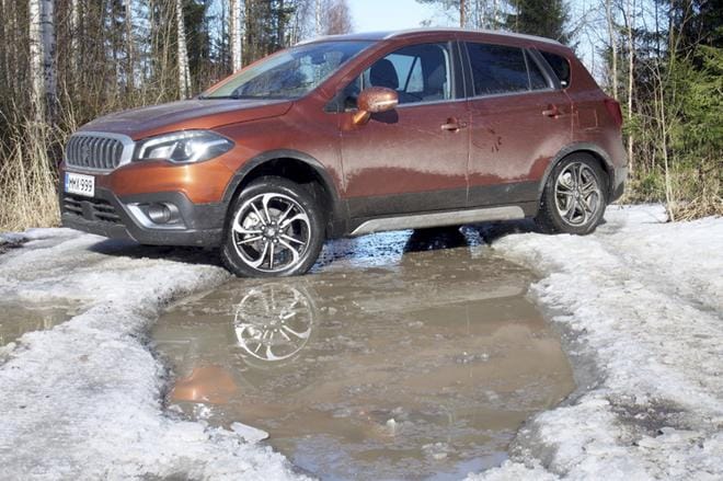 Suzukilla pääsee läpi pahastakin paikasta suomalaisella metsätiellä. Nelivedosta löytyy erityinen lumi-muta-asetus.