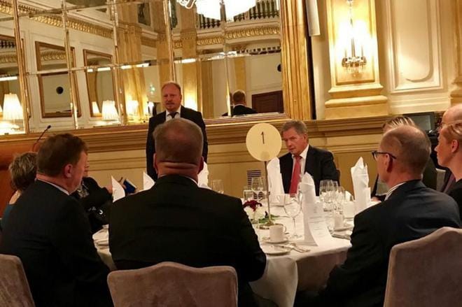 Presidentti Sauli Niinistö oli päätoimittajien yhdistyksen lounasvieraana Helsingin Kämp-hotellin Peilisalissa. Arvovieraan toivotti tervetulleeksi Kauppalehden Arno Ahosniemi. KUVA: Matti Posio