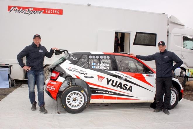 Jukka Kasi (vasemmalla) ja Henri Ania sekä Skoda Fabia R5. Kuva: Vesa Rauhala