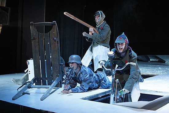 Rovaniemen teatterin kantaesitys Leiri maailman laidalla nappasi teatteritaiteen Thalia-gaalassa sunnuntai-iltana kaksi palkintoa.