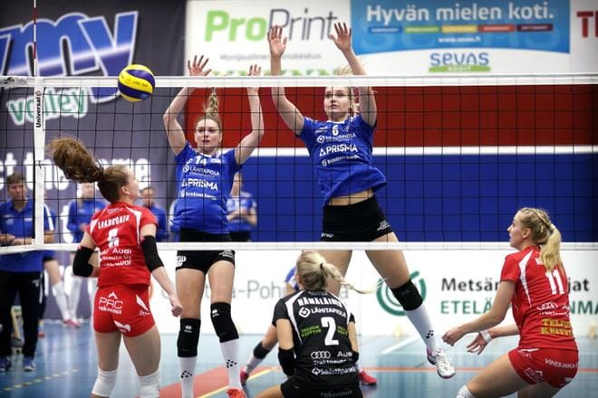 Jymyn Maja Krljic ja Karoliina Friberg napsivat muutaman maukkaan torjunnan LP Viestin hyökkäyksistä. KUVA: JOUKO HÄNNINEN