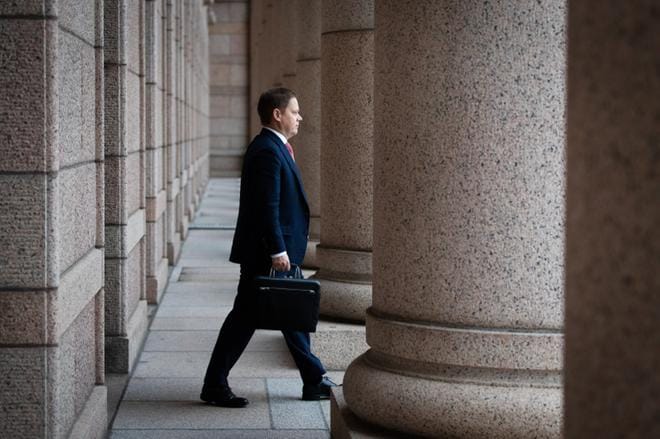 Keskustan kansanedustaja, puolueen varapuheenjohtaja Markus Lohi myöntää, että häntä on vaivannut pahasti sellaiset puheet, jotka ovat leimanneet puoluetta vihervasemmiston suuntaiseksi. "Olemme keskusta-oikeistolainen puolue", hän korostaa. KUVA: Arttu Laitala