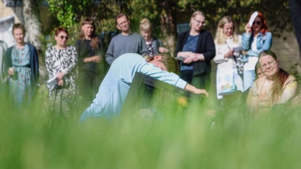 Vuoden 2024 Art Ii Biennaalissa Alina ja Elisa Sakon nykytanssin ja installaation yhdistävä teos “Phase along” lumosi katsojat.