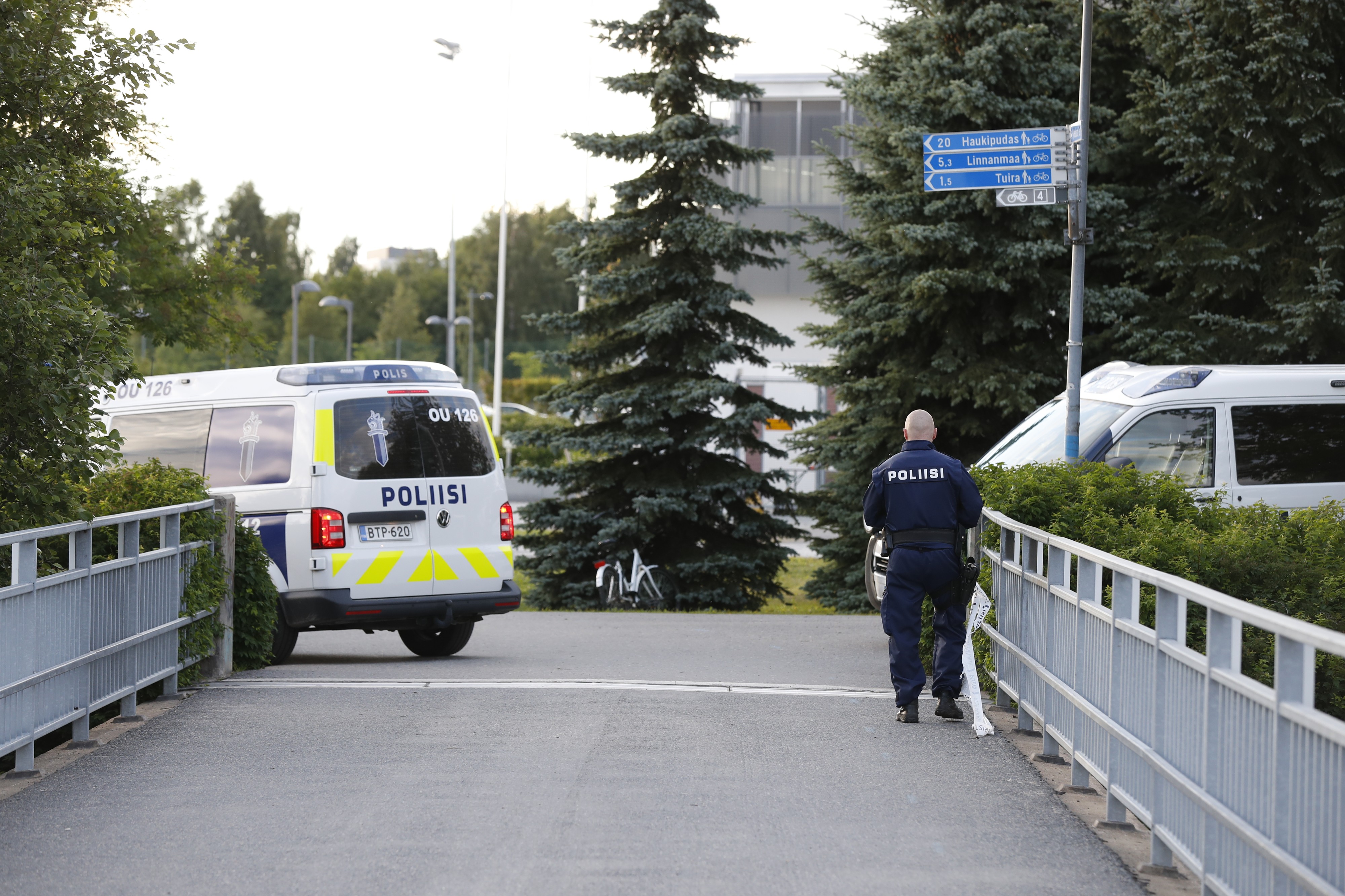 Poliisi sulki myös Raatinsaareen kulkevat kevyen liikenteen väylät.