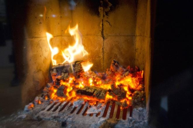 Tulisijassa olisi poltettava kuivaa ja puhdasta puuta tulisijan valmistajan ohjeiden mukaisesti, jotta vahinkoja ei syntyisi. Tulisijassa olisi poltettava kuivaa ja puhdasta puuta tulisijan valmistajan ohjeiden mukaisesti, jotta. KUVA: Jonny Holmén
