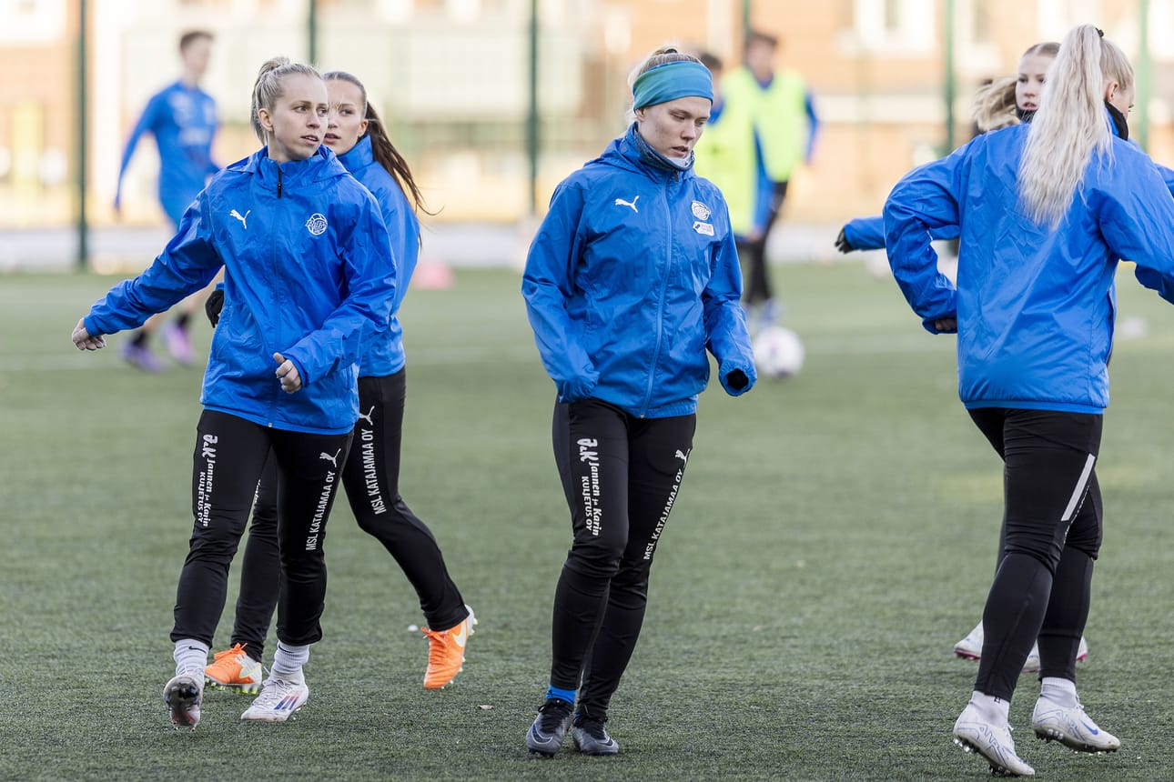 RoPSin naisten edustusjoukkue on opetellut uutta pelitapaa, koska jalkapallon taso nousee uudessa sarjassa huomattavasti.