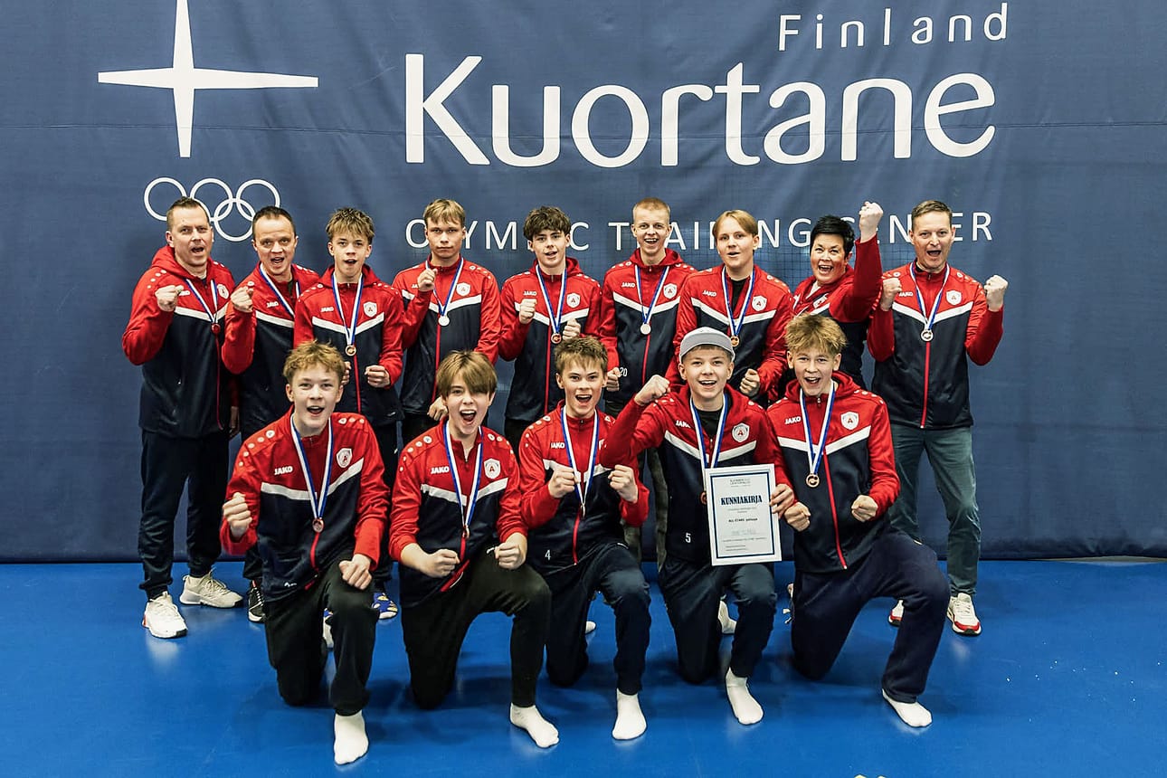 Arctic Volleyn C-pojat tuulettelevat taustajoukkojensa kera SM-pronssia.