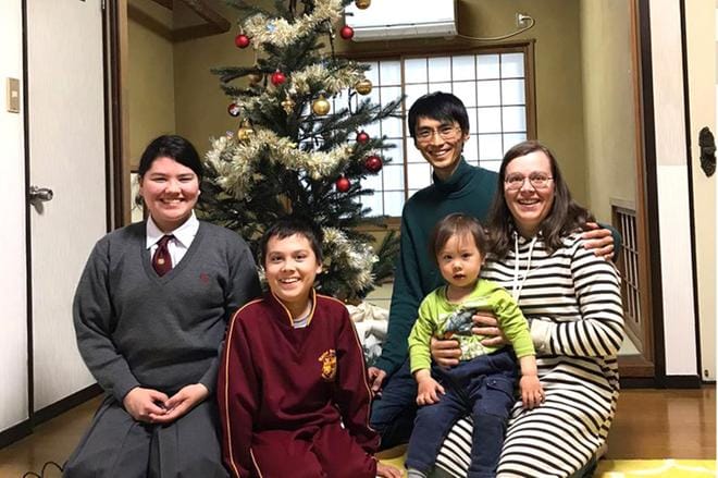 Marie, Miika, Shuhei, Johanna ja Taneli Yamaguchi viettävät joulun Japanin Kobessa. KUVAT: YAMAGUCHIEN KOTIALBUMI