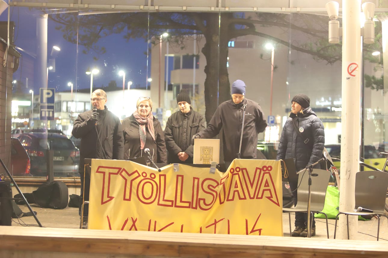 Asunnottomie yön paneelissa Antti Tornberg, Jaana Hautamäki, Janne, Jarmo Myllymäki ja Virva Kuosmanen kertoivat näkemyksiään asunnottomuudesta ja ongelman ratkaisusta.