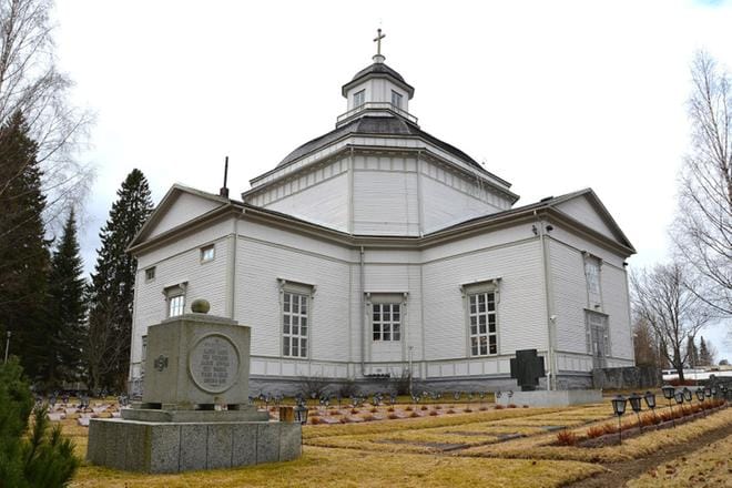 Lapin sodan päättymisestä on kulunut 75 vuotta. Alajärven sankarihautausmaa oli poikkeuksellisen hiljainen veteraanipäivänä 27.4.2020. Arkkitehti Alvar Aalto on suunnitellut Alajärven hautausmaalle sankarivainajien muistomerkit. KUVA: SARI HEINILÄ