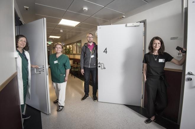 Seri-tukikeskusta Naistenklinikalla esittelivät viime kesänä klinikan vastuulääkäri Leena Laitinen (vas.), kätilökoordinaattori Leena Malmi, psykologi, psykoterapeutti Pertti Hakkarainen ja sosiaalityöntekijä Soile Kilpeläinen. KUVA: MEERI UTTI / Lännen Median arkisto