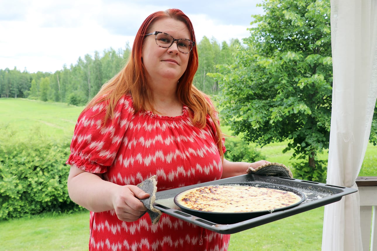 Soinilainen Terhi Tohni taitaa leipäjuuston teon. Hän valmistaa herkkua keittiössään tilan lehmien tuottamasta maidosta.