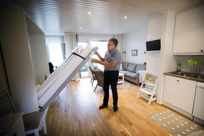 Ingemar Tåg hankki yksiön keskustan tuntumasta. Monikäyttöisyyden ansiosta asunto palvelee häntä toimistona ja Ruotsissa asuvan pojan perheen majoituspaikkana. KUVAT: JARNO PELLINEN
