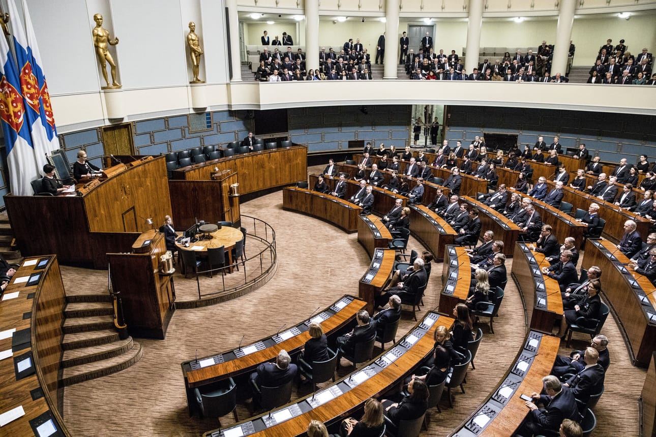 Eduskuntaryhmien johtajat keskustelevat perjantaina sopeutumiseläkkeen loppumisesta.