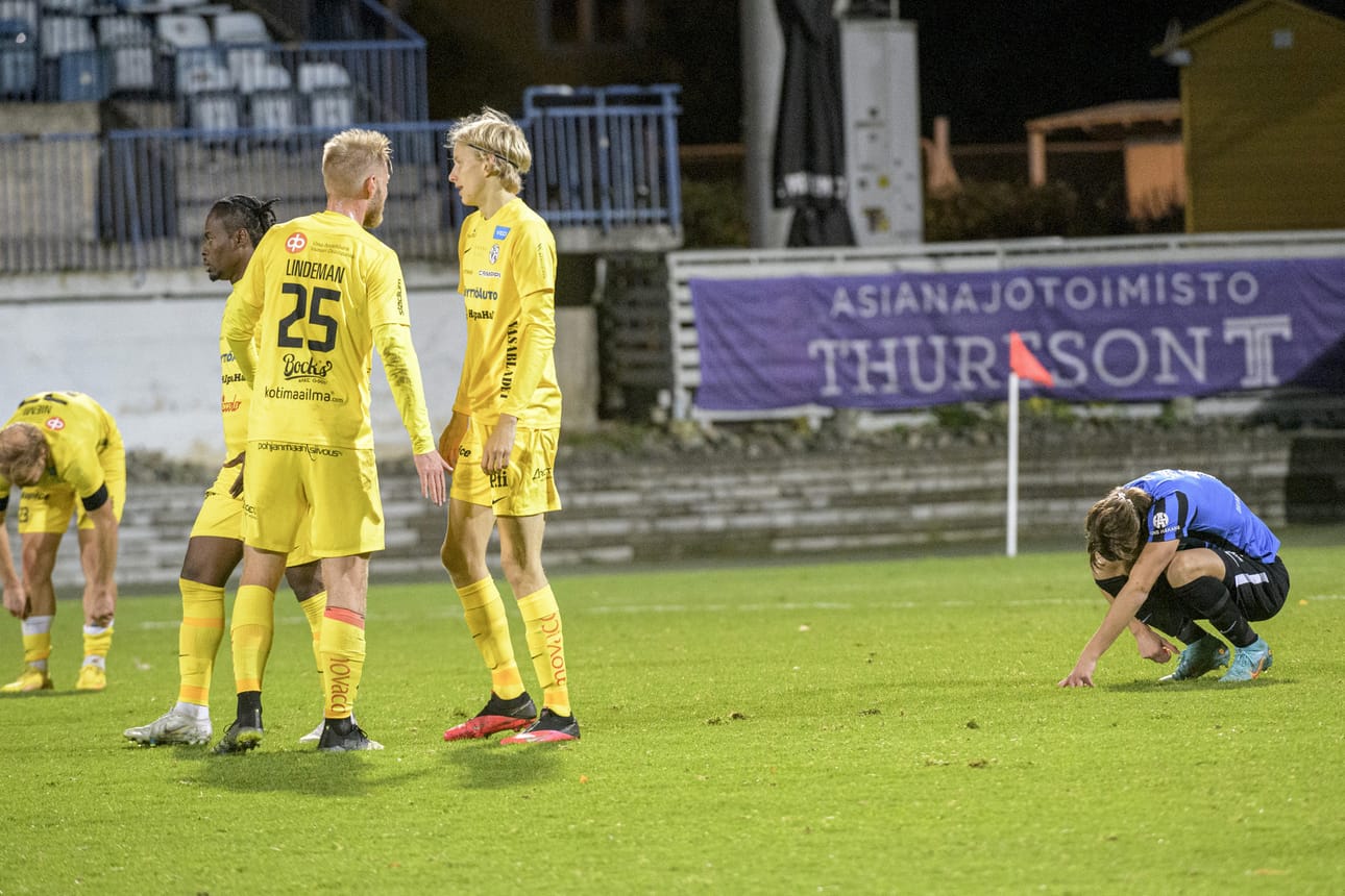 Näin nöyrtyi Inter VPS:lle euroloppusarjan avauksessa keskiviikkona Turussa. Vasemmalta VPS:n Miika Niemi, Samuel Lindeman ja Teemu Hytönen. Oikealla kyykkii Interin Luka Kuittinen.