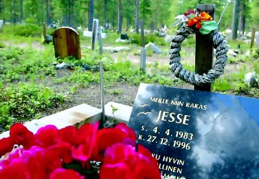Vapaaehtoistyötä . Sanginsuun pieneläinhautausmaan vastaava Mikko Lantto on ollut hautaamassa monia lemmikkejä. Hänen mukaansa lemmikin hautaaminen on monelle kova pala.