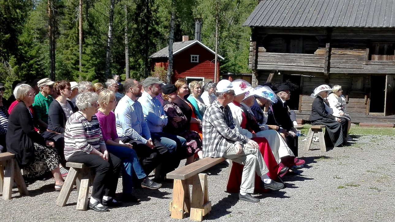 Saloisten kotiseutujuhlassa oli mukana monta Raahen Fiiaa ja Pekkaa.