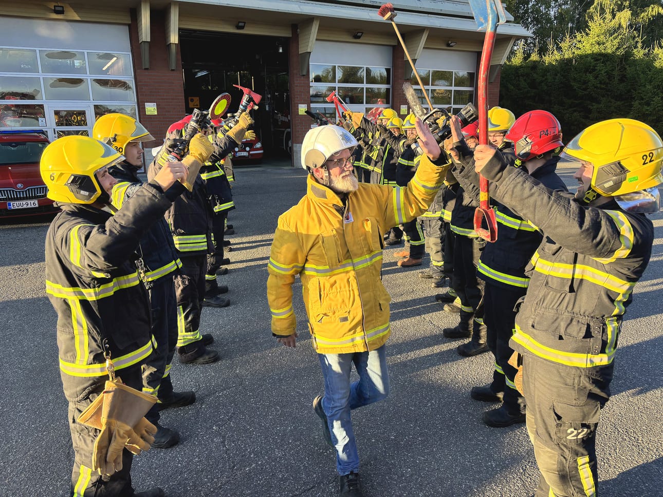 Ossi Kujanpää asteli asemalta autolle palokuntalaisten muodostamaa kunniakujaa pitkin. Matkallaan hän heitti ylävitosen jokaisen kanssa.
