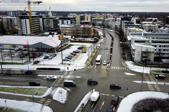 Kasvava kaupunki ja lisääntyvä liikenne kaupungin puuronsilmän ja uuden kauppakeskuksen välillä on lisännyt myös ongelmia Itikan risteyksessä. KUVA: JARI E. HAKALA