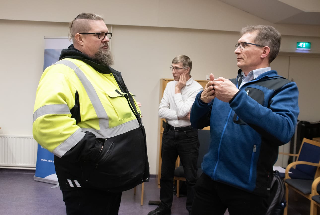 Sipolan osakaskunnan hoitokunnan puheenjohtaja Jarkko Räsänen kantoi yleisötilaisuudessa huolta vihreän siirtymän hankkeiden vesistövaikutuksista. Räsäsen kanssa keskustelemassa Uusiutuva Energia Leuvanneva Oy:n projektipäällikkö Mika Hytönen.