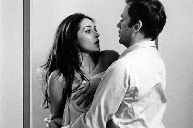 Maud (Françoise Fabian) ja Jean-Louis (Jean-Louis Trintignant) ovat arvomaailmaltaan erilaiset. He kohtaavat Yöni Maudin kanssa -elokuvassa. KUVA: Yle Kuvapalvelu