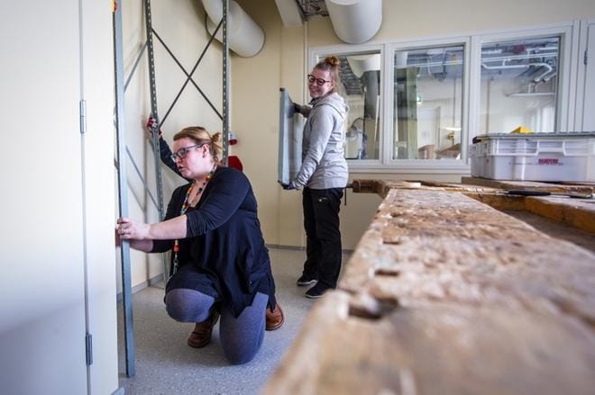Essi Vesterlund ja Satu Aaltonen valmistelivat veistoluokkaa opetuskuntoon. KUVAT: PAULA KASKIMAA