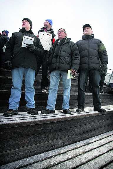 Juha Junno (vas.), Ahti Ahonen, Lyly Rajala ja Juha Hänninen seurasivat silmä kovana jääpallon kärkikamppailua OLSHIFK.