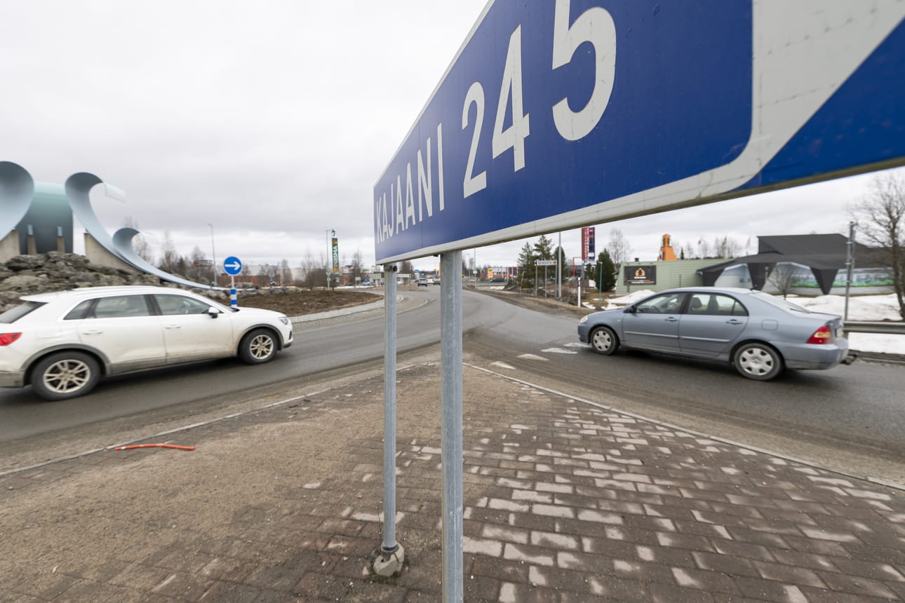 Kainuussa ajetaan Suomen vanhimmilla autoilla. Tilastojen mukaan henkilöautojen keski-ikä Kainuussa on 16 vuotta kun se koko Suomessa on 14 vuotta. Kuva Kuusamosta Torangin liikenneympyrästä, josta matkaa Kajaaniin kertyy 245 kilometriä.