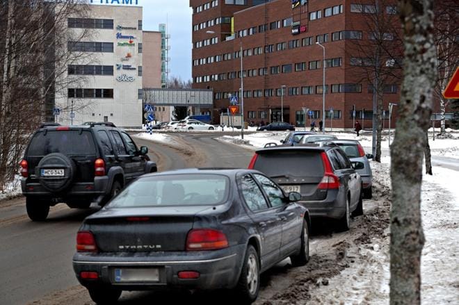 Herralankadun varren arkipysäköinti aiheuttaa tukkoisuutta kadun Framin puoleisessa päässä. KUVA: KARI LÖFHJELM