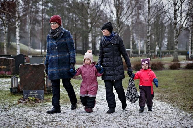 Jalasjärveläiset Virpi Asunmaa ja tyttäret Hilla ja Lilja McDonald ovat saaneet seurakseen isäitinsä Hellevi Asunmaan. Kuvat: Tomi Kosonen