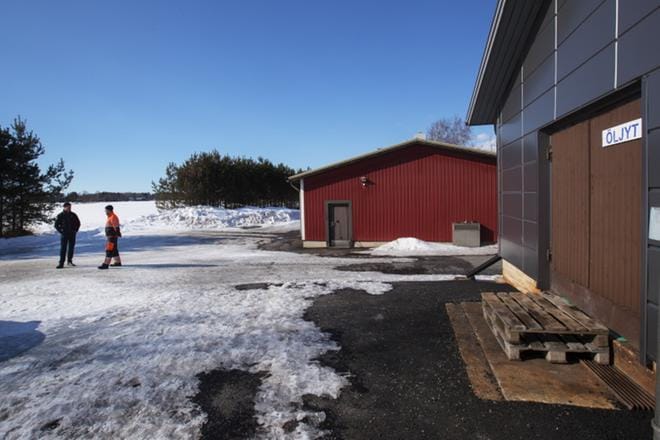Pian öljyjä ja akkuja ei enää palauteta vedenpuhdistamolle, vaan viereiselle pellolle valmistuvalle jäteasemalle, sanovat Laihian tekninen johtaja Jari Mansikka-aho ja jätevedenpuhdistamon hoitaja Jouko Setälä. KUVA: MINNA ANTILA
