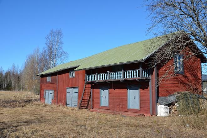 Alajärveläinen Sakari Tallbacka muistelee, että Kullanmutkassa olleen vanhan lutin portailla otettiin Vellamo-siskon ja Päiviö Niemi-Pynttärin hääkuva. KUVA: SARI HEINILÄ