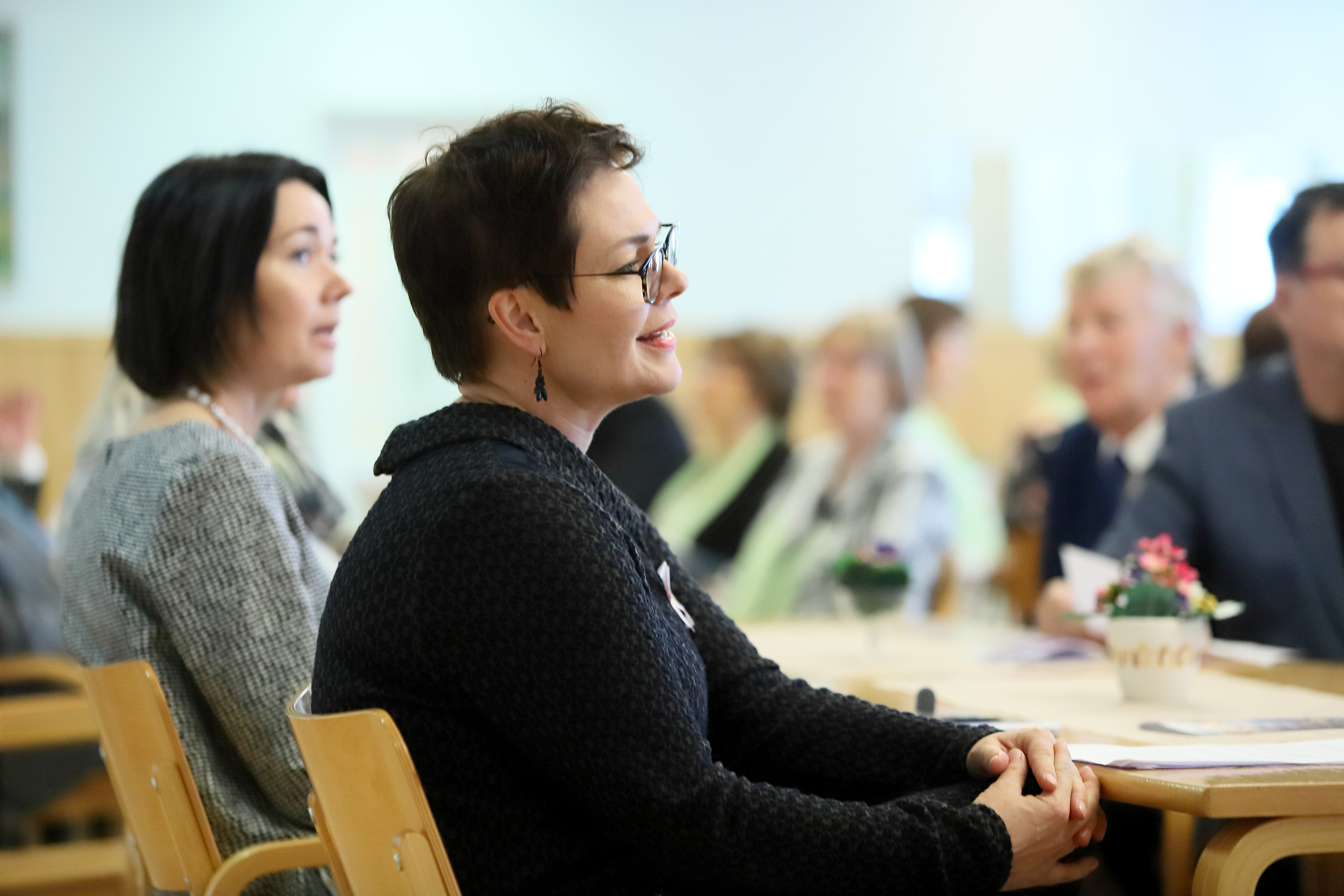 Toimintakeskus Kreivinajassa puhuivat keskustan kansanedustajat Hanna-Leena Mattila ja Hannakaisa Heikkinen. Heikkinen on Vanhustyön keskusliiton puheenjohtaja.
