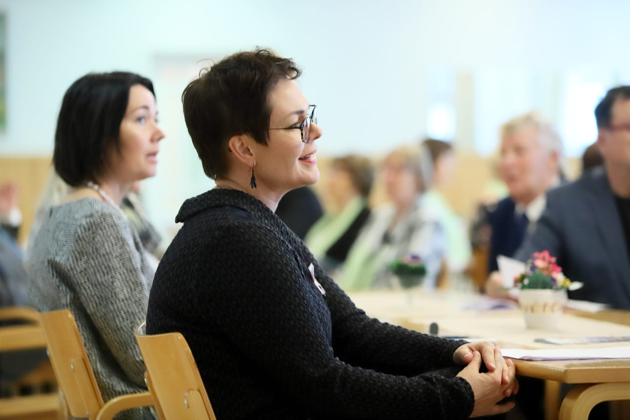 Toimintakeskus Kreivinajassa puhuivat keskustan kansanedustajat Hanna-Leena Mattila ja Hannakaisa Heikkinen. Heikkinen on Vanhustyön keskusliiton puheenjohtaja.